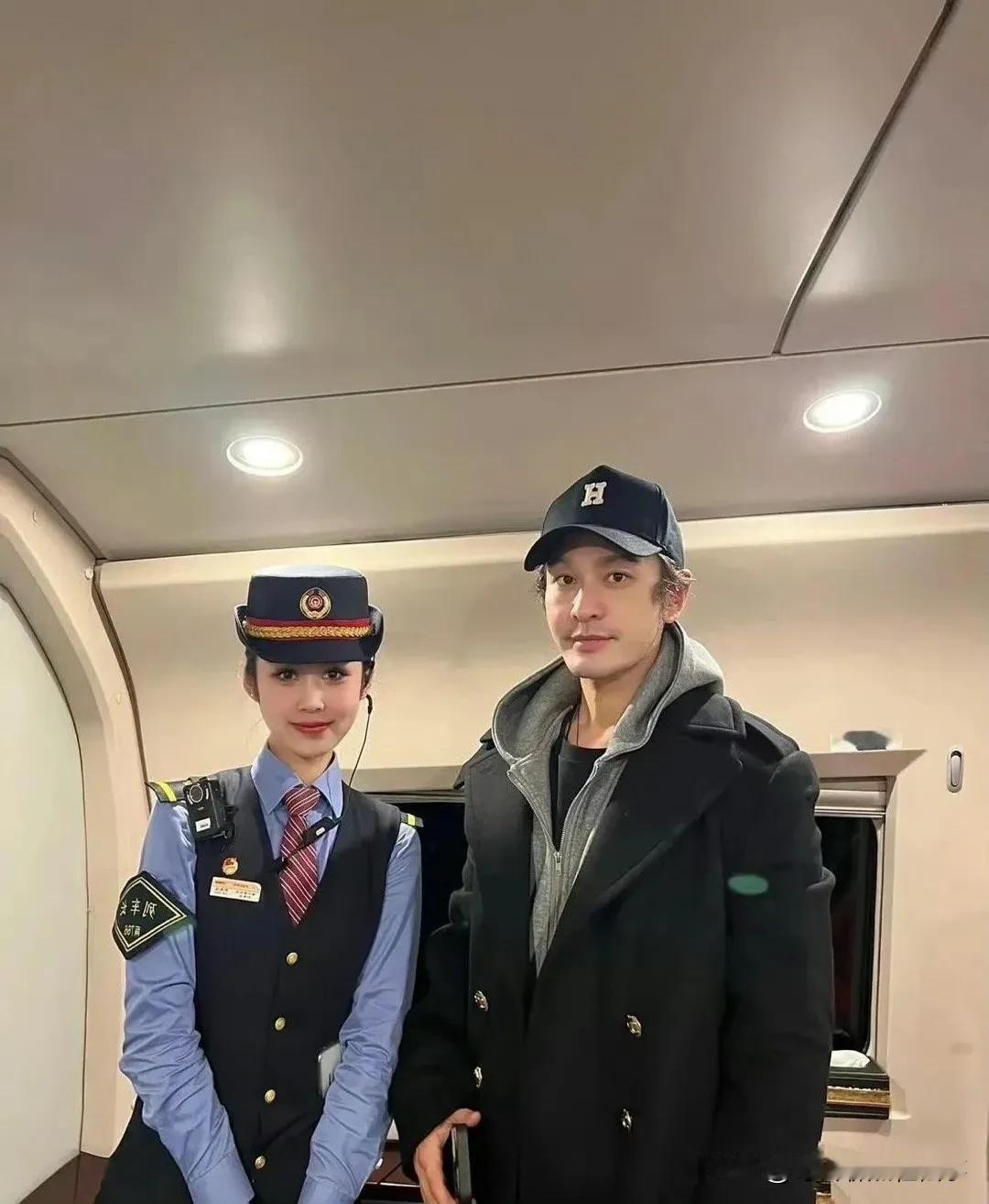 有一位漂亮的高铁工作人员晒出了她和黄晓明的合影，不少人看到之后纷纷表示不满。
