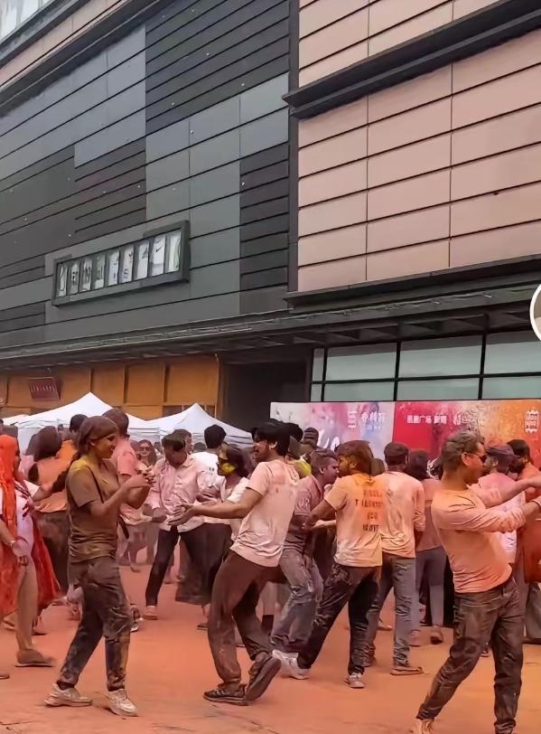 印度人在成都街头印度人过“洒红节”，公然在城市公共马路上肆意狂欢，硬生生把干净的