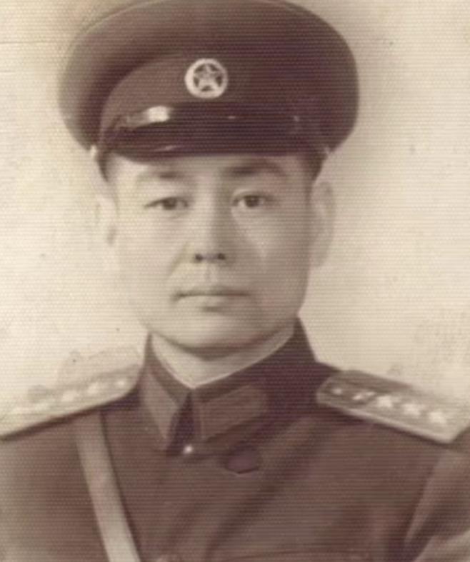 1962年，一个参谋偶然得知，自己的妻子和师长有染，愤怒至极，他佯装找师长汇报工
