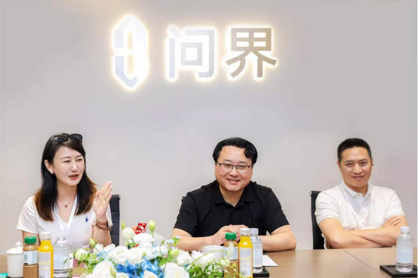 车若初见 重庆赛力斯超级工厂迎来全国M8准车主，化身 “品质鉴证官” 沉浸式验车