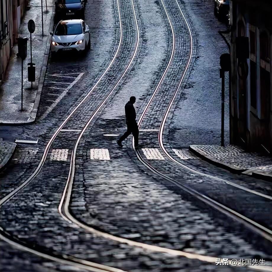 有人说：如果不结婚，不生娃，也不去买房，也不和别人攀比，生活将会变得特别容易。