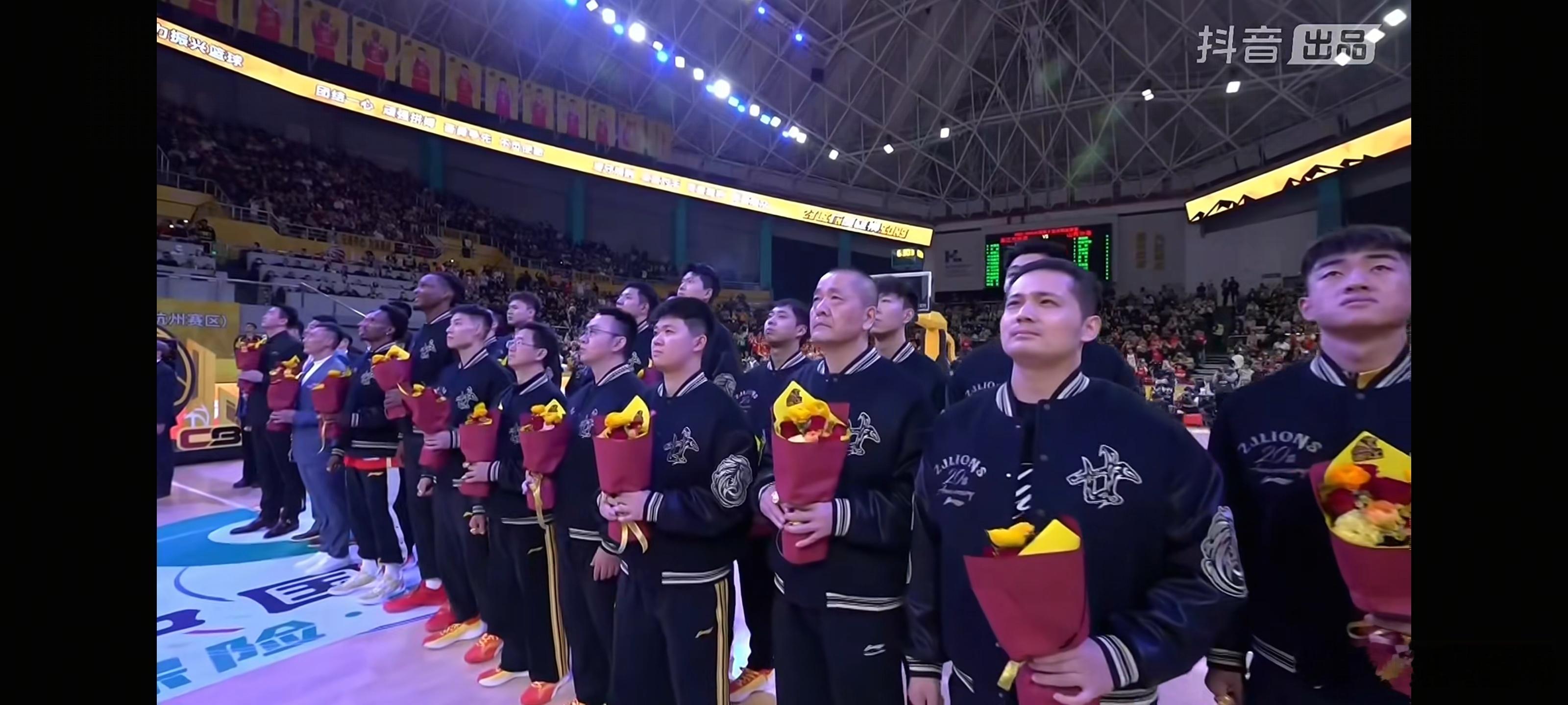 CBA新赛季揭幕战二十年磨一剑，总冠军旗帜高高悬挂在浙江广厦主场上空。为了这枚总