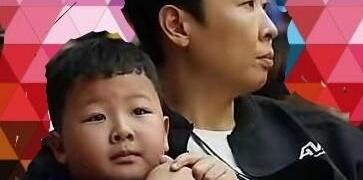 盯着那张高清全家福看了足足五分钟，我差点以为这泰国女婿是个“隐形人”！这娃的基因