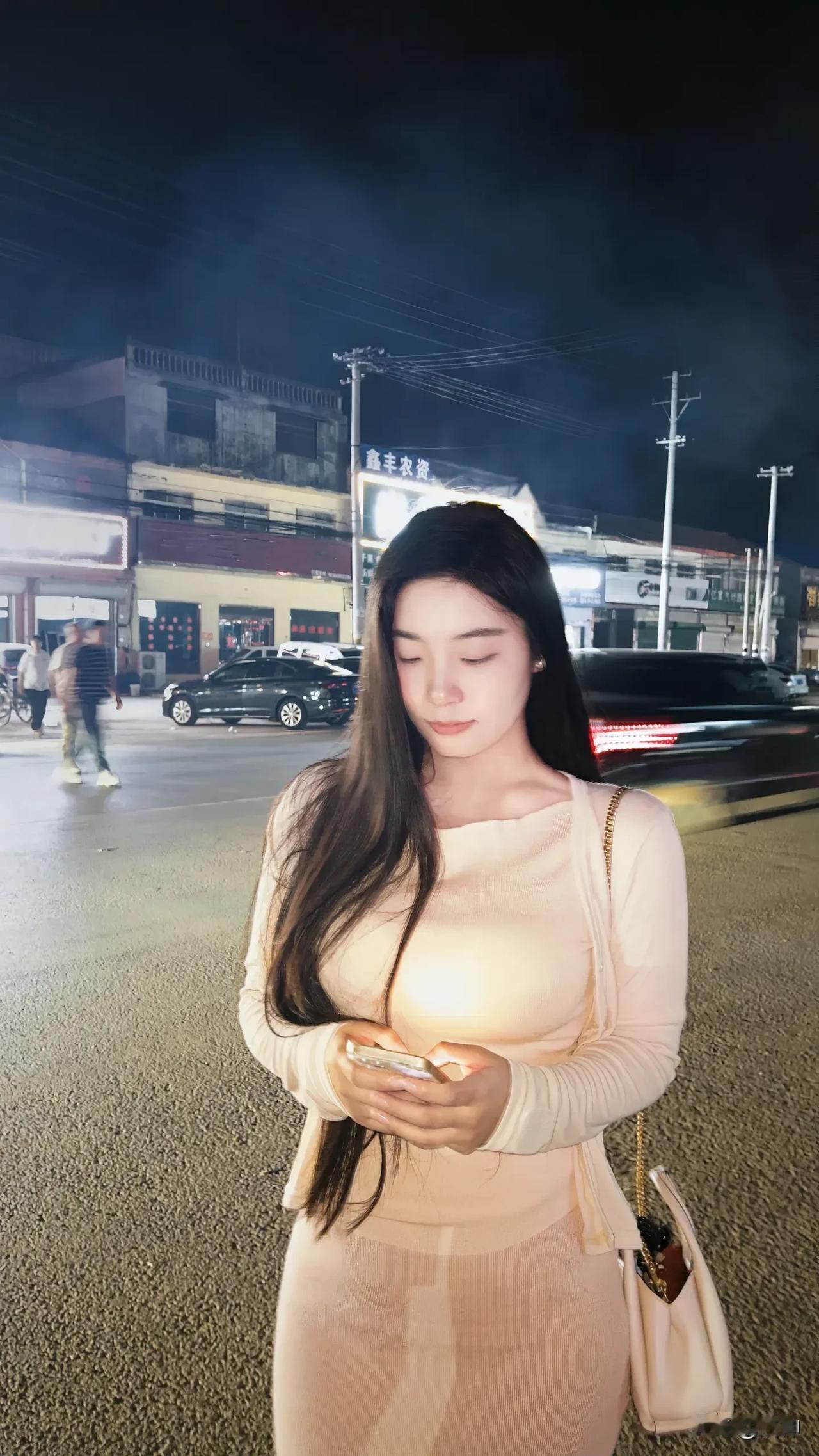 我在月光下许过情真
问你到底爱我有几分