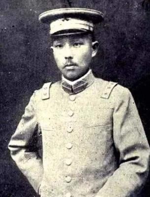 故事，1923年，大军阀杨森喝醉了，误把自己的干儿女曾桂芝当成了姨太太，抱着她宠