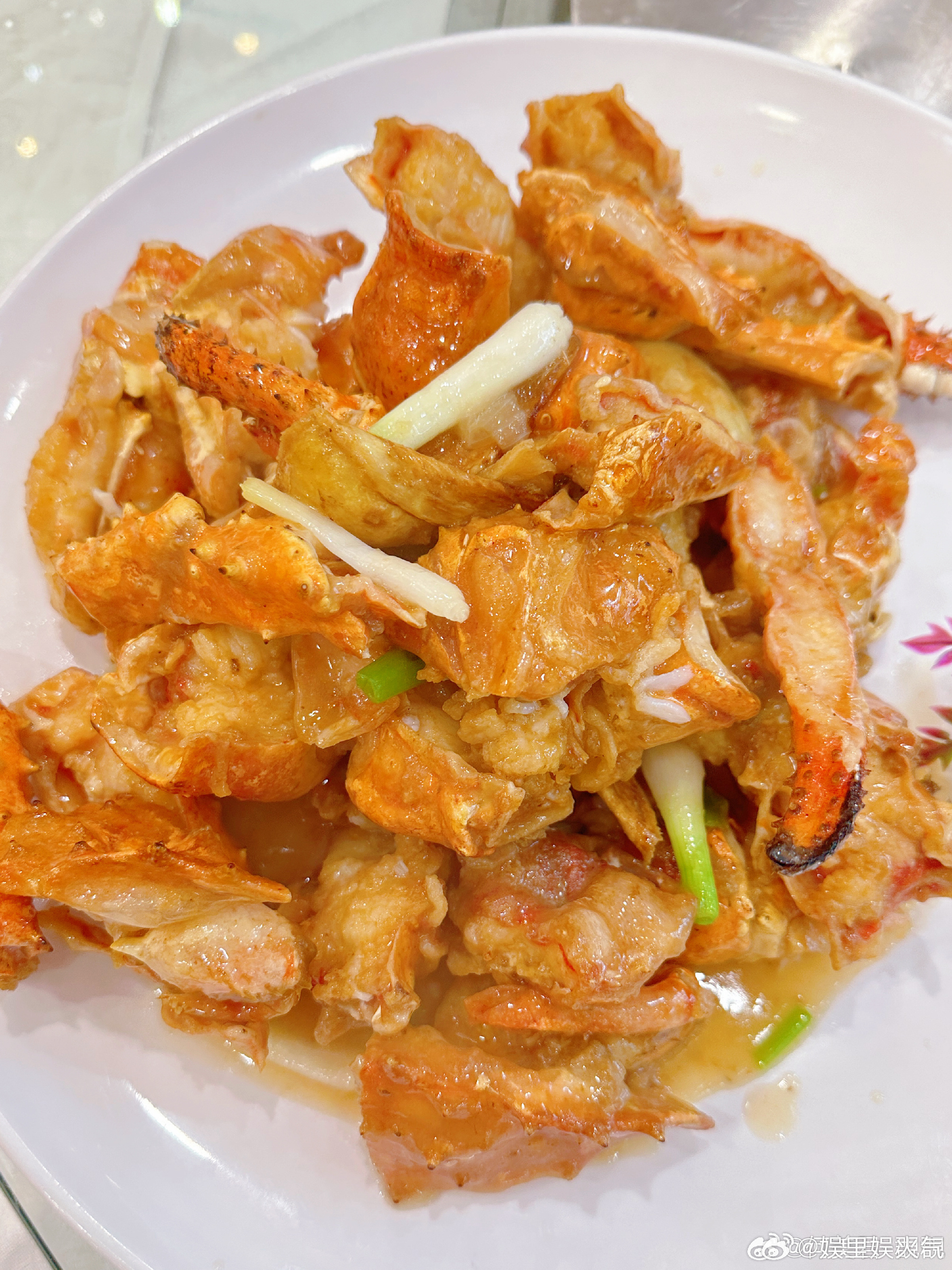螃蟹不管怎么做都美味煎炒焖焗适配螃蟹本身鲜甜，节目里大厨各展绝活打造特色蟹肴，高