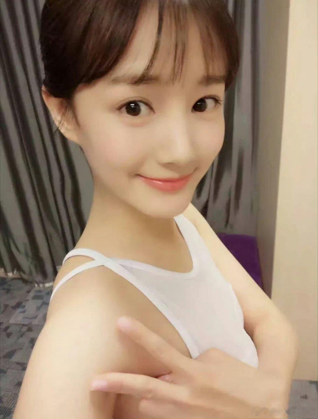 素人时期等我李一桐权威的没边了 好青涩好甜美 ​​​