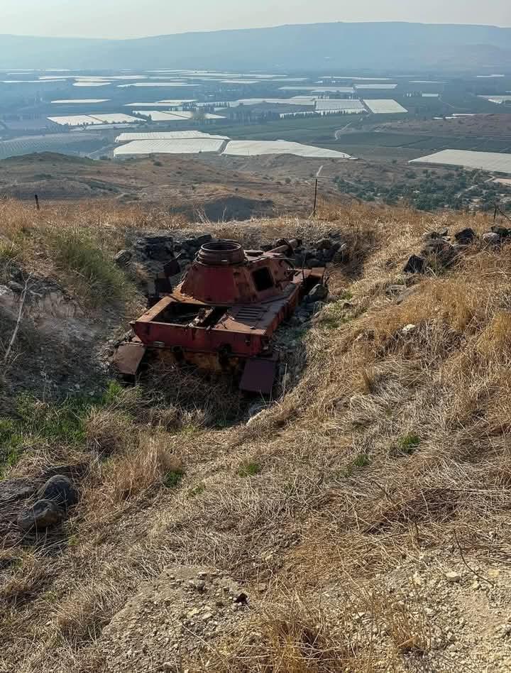 被击毁并被遗弃在戈兰高地战场上的四号战车 ​​​