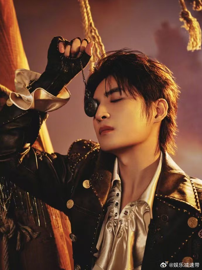 张远乘风破浪的哥哥 张远演唱会预热图太绝，海盗造型在风浪中坚定前行，完美诠释"远