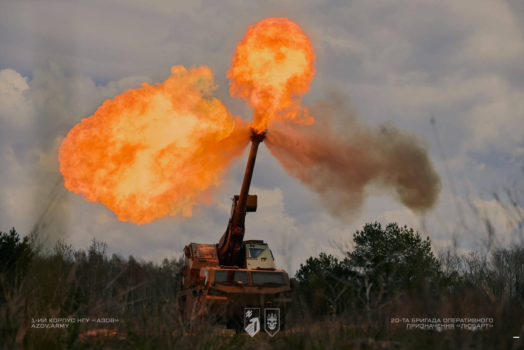 污军装备的152mm达娜自行火炮开火的瞬间外军影像俄乌局势武器装备