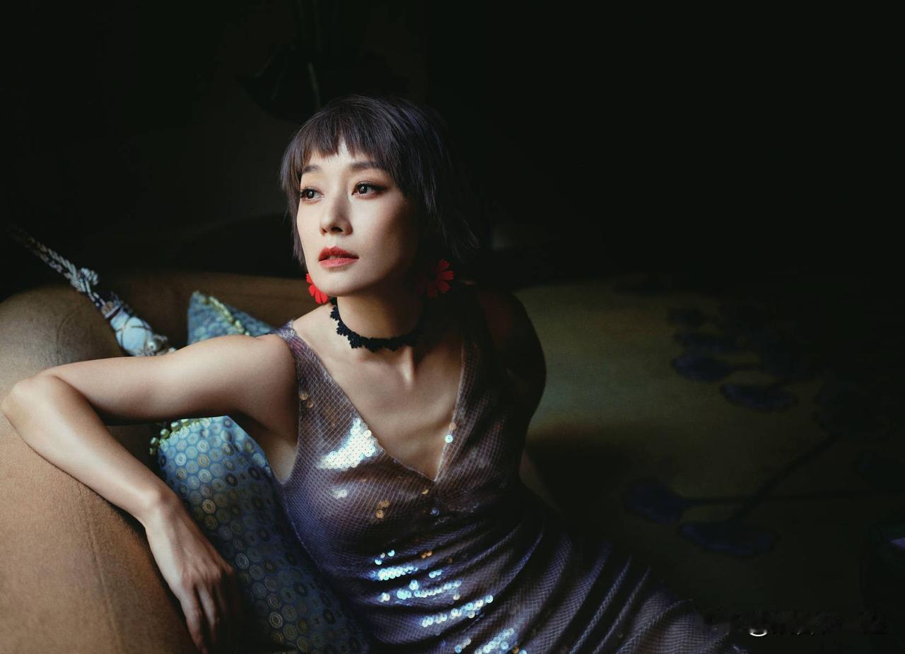 马伊琍工作室最近在社交平台上分享了一组写真大片，照片中的马伊琍一袭亮片裙，明媚婀