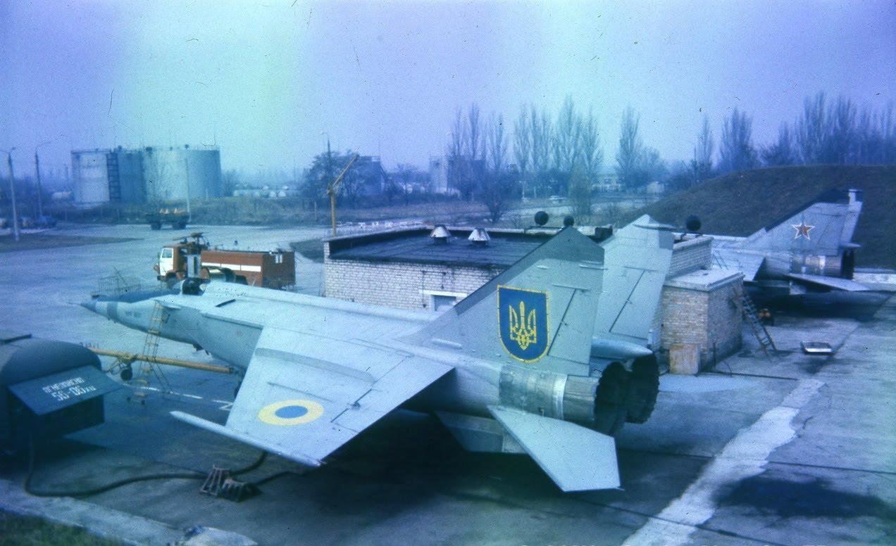 米格传奇 经典照片回顾，两种机徽并存的特殊时期，乌克兰空军的MiG-25RBF。
