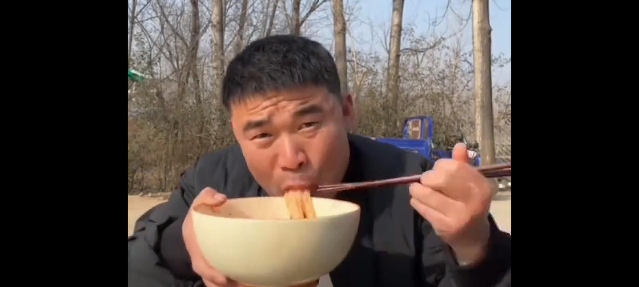 阿杜吃饭的碗
阿杜吃饭的碗，本来是李佳买来直播间带货用的，谁知不带货的时候，阿杜