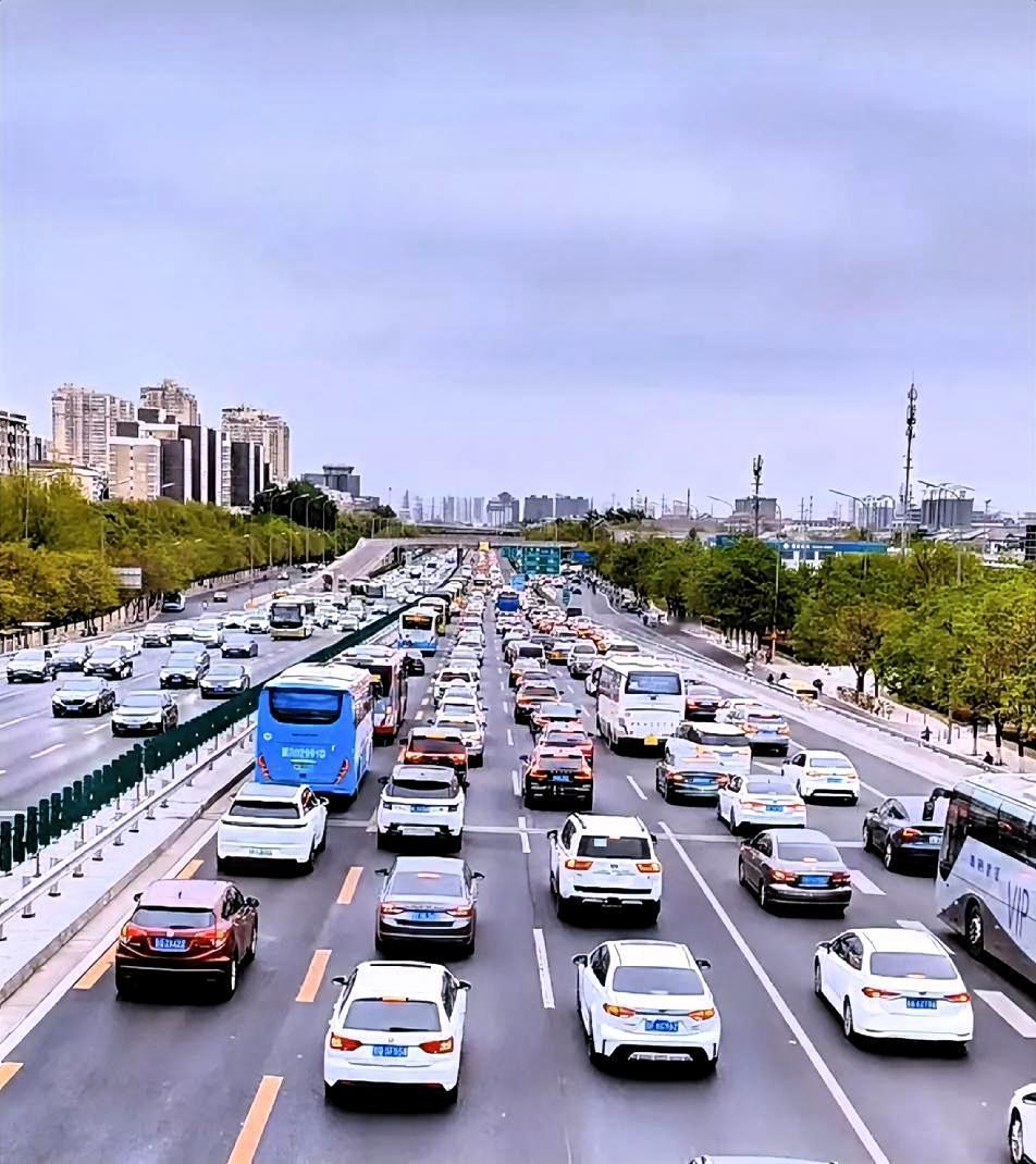 不学车，不买车的人，
才是真精明的明白人。

为什么这么说呢？

我不是抨击买车