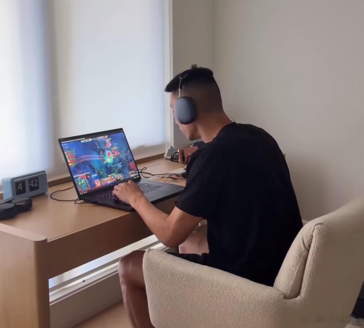 林书豪前两天社交媒体发了一段打dota的视频！dota2 ​​​