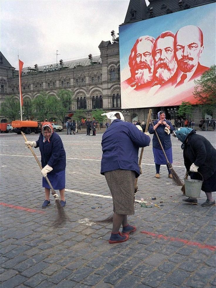 莫斯科红场上的街道清扫工，80年代末 ​​​