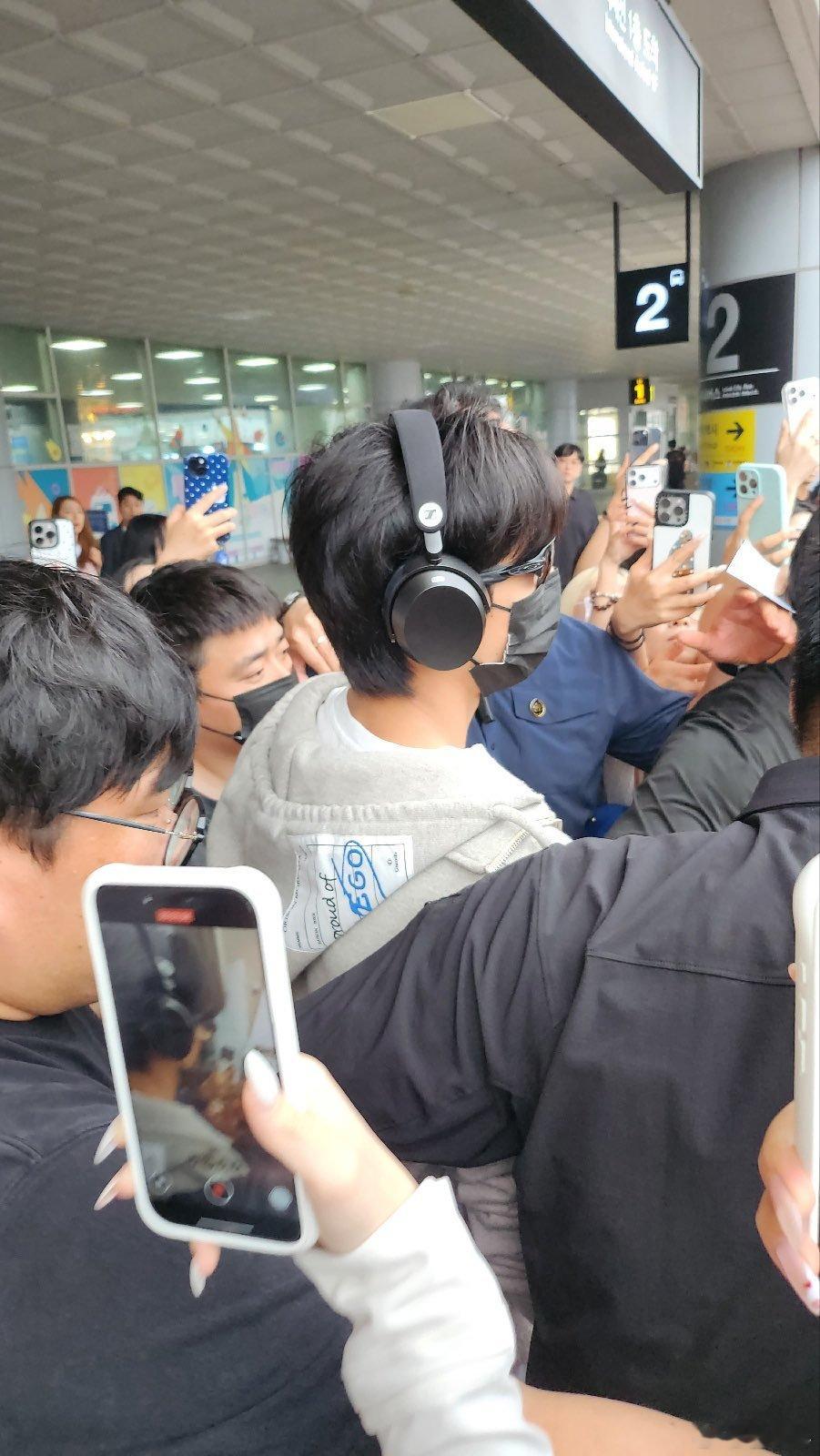 亚洲内容大赏 宋威龙、田曦薇 抵达韩国釜山，参加亚洲内容大赏颁奖典礼，你的期待是