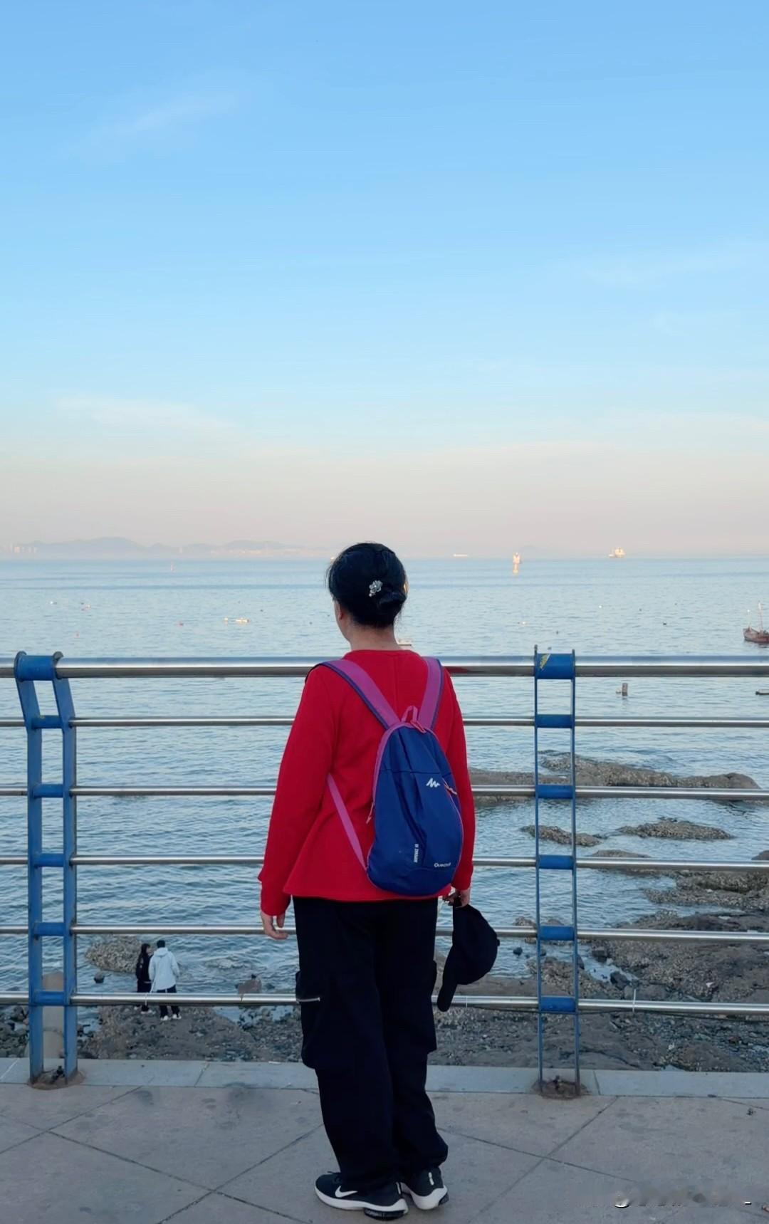 当我不再依赖任何人，
才彻底懂得
身边聚散离合，
谁来谁往
无关紧要

低头有清