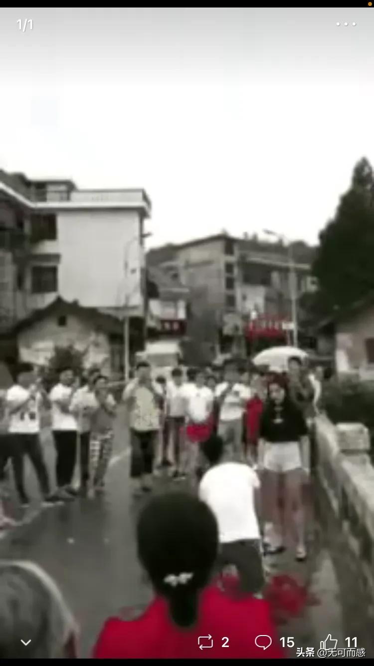 小伙子手捧鲜花，单腿跪地，在众目睽睽之下，当街向女孩求婚示爱，结果被女孩拒绝了。