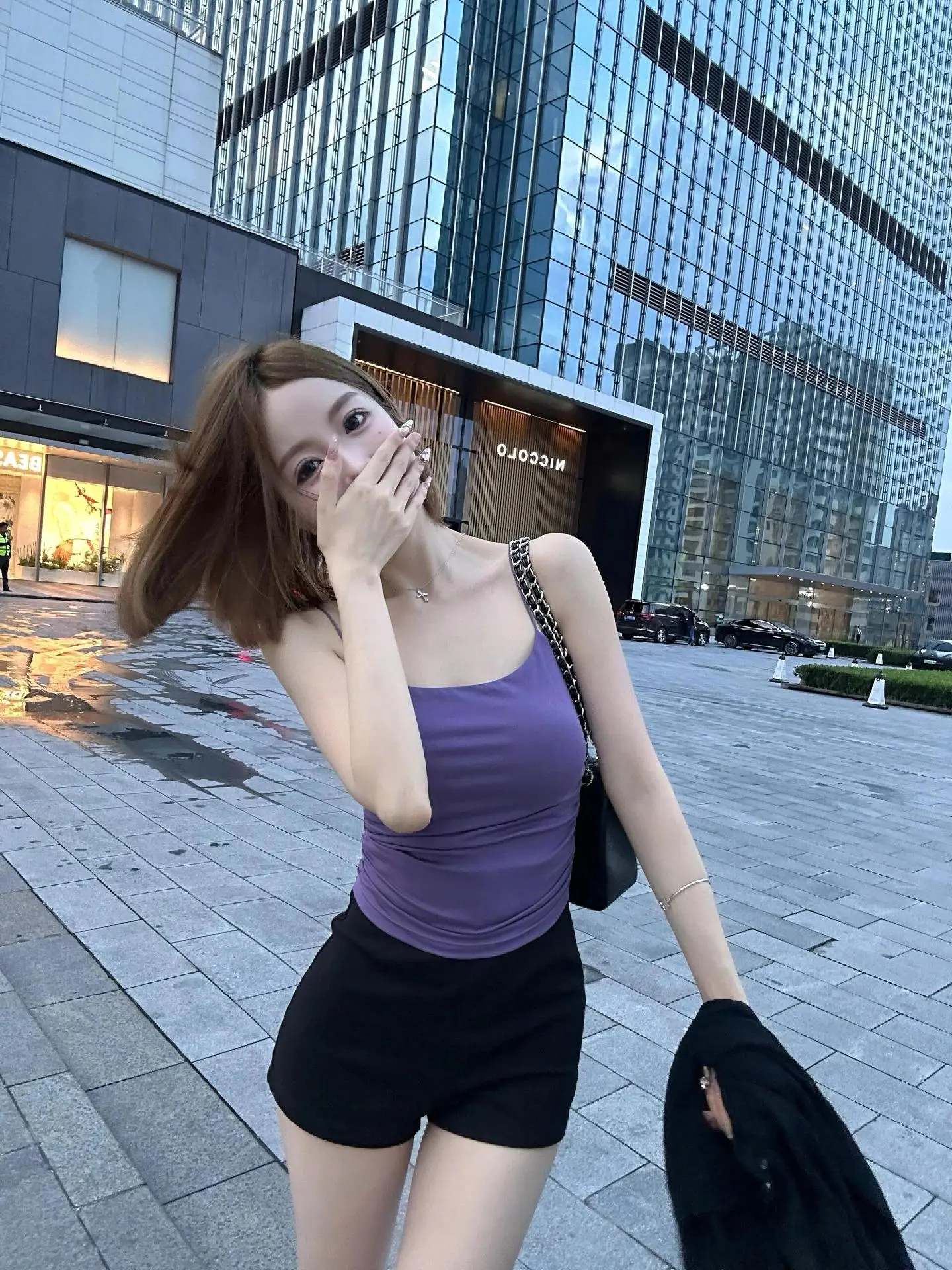 “也许有一天 我会温柔的看你不带恨 意也不带爱意”