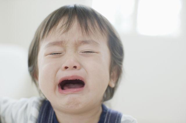 孩子半夜尖叫，是夜惊还是做噩梦？
凌晨一点刚过，儿童房突然爆出尖叫。你冲进去，看