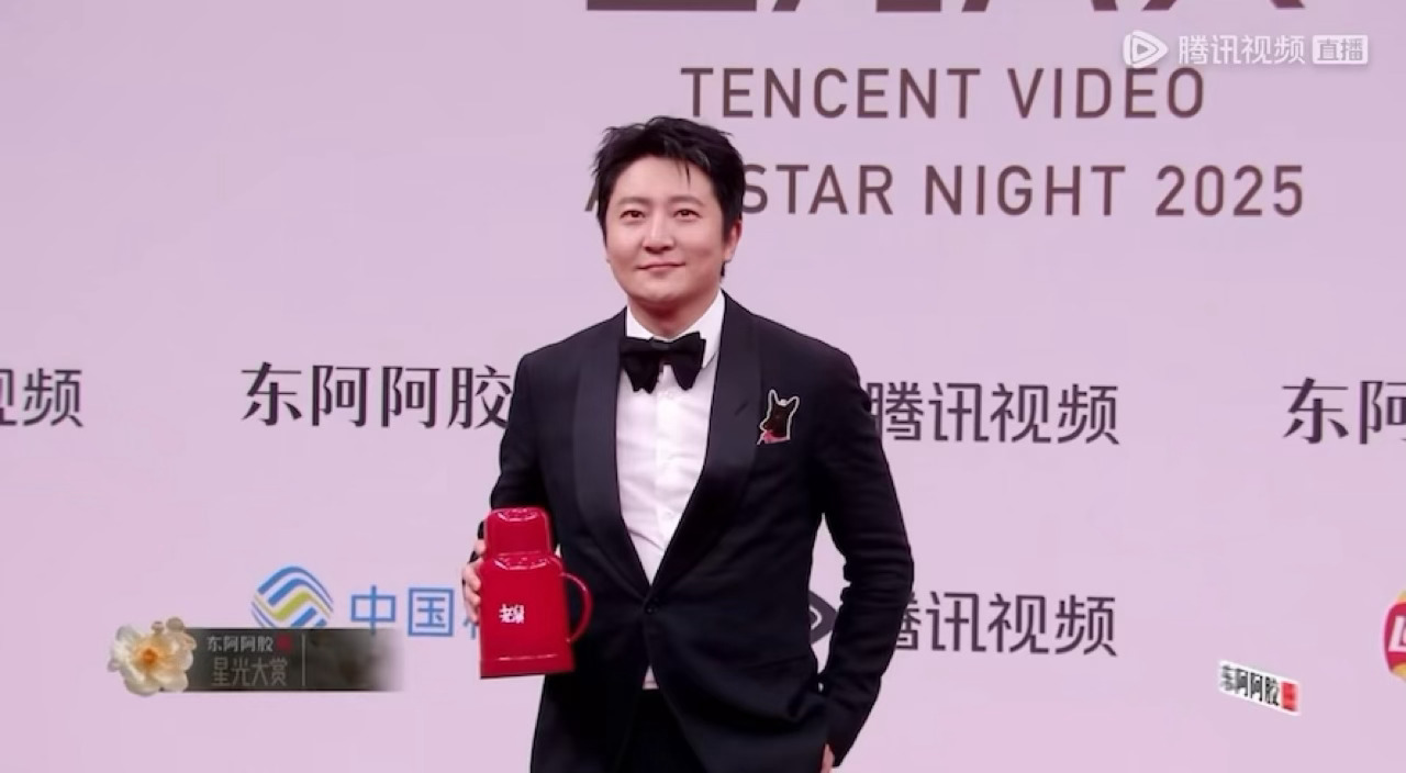 郭京飞左手驻站右手老舅 哇塞！星光大赏郭京飞左手《老舅》红水壶，右肩《驻站》依卡