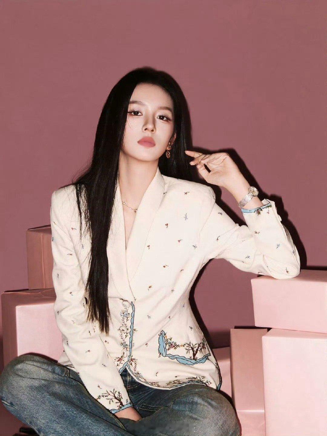 周也 豪门千金上网络春晚了 黑金配色，气场全开！周也诠释了什么叫做高级的冷艳美。