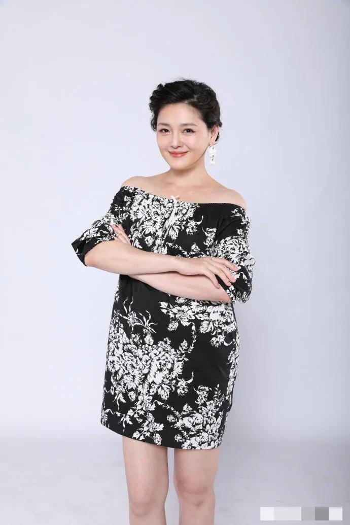 大s长得很美，但是衣品不咋地。这件黑底白花连衣裙穿出了大妈的既视感。把微胖的身形