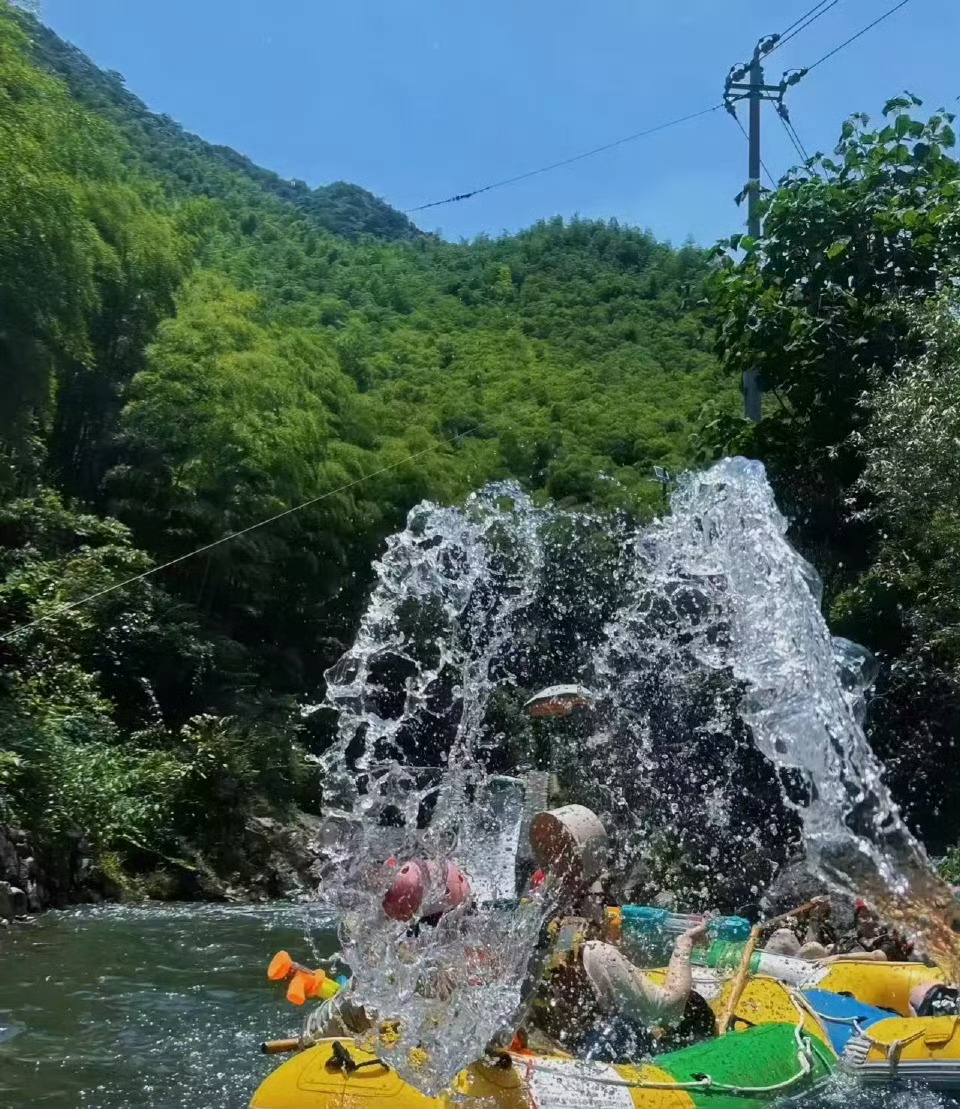 广东开启雨雨雨水水水模式酷热盛夏最佳玩法当属峡谷漂流，山间溪水冰凉透彻，皮艇穿梭