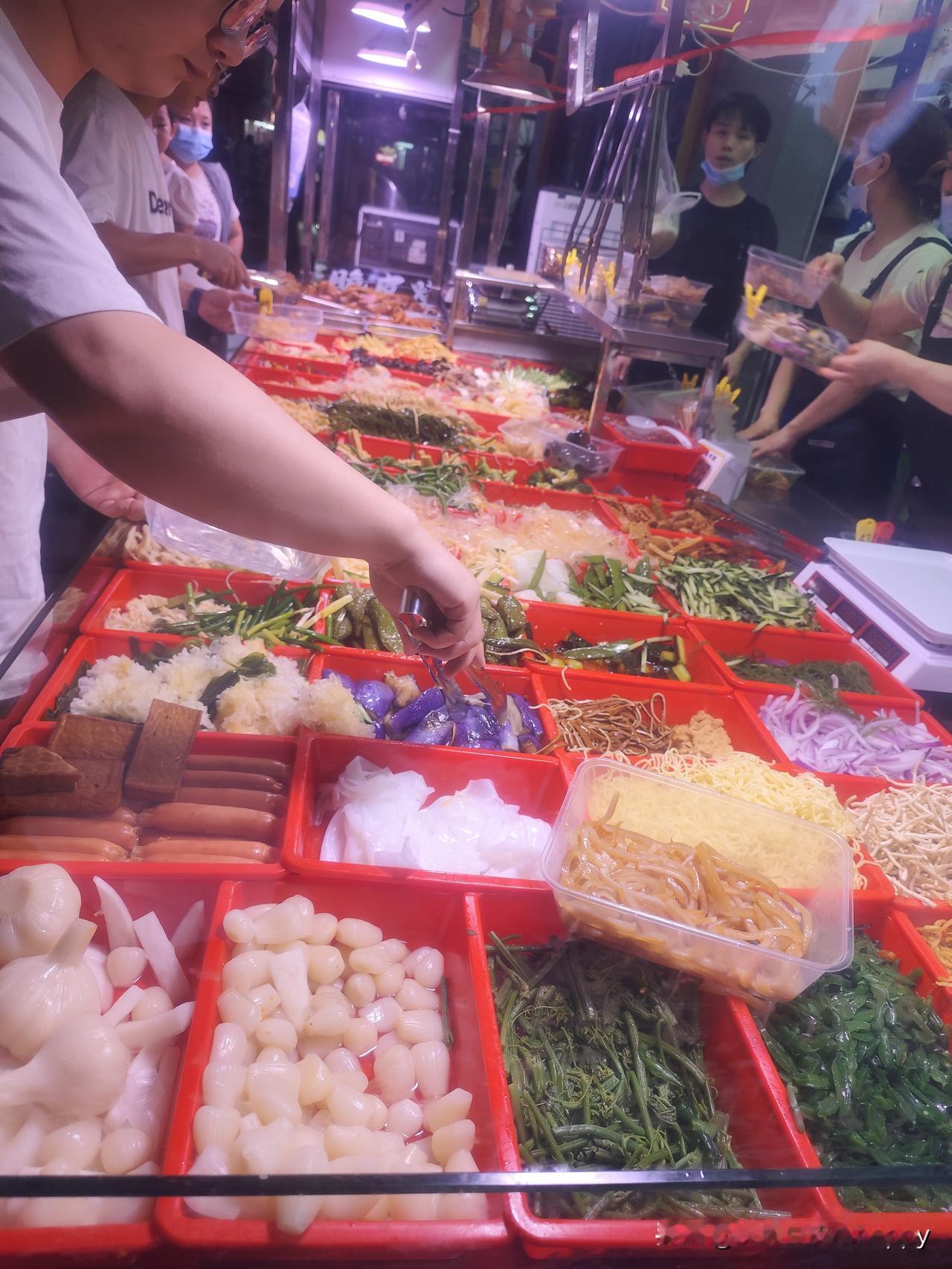 这两天都去看别人火爆卖凉菜生意的，附近这里有一个在菜市场里面的凉菜铺，生意真是太