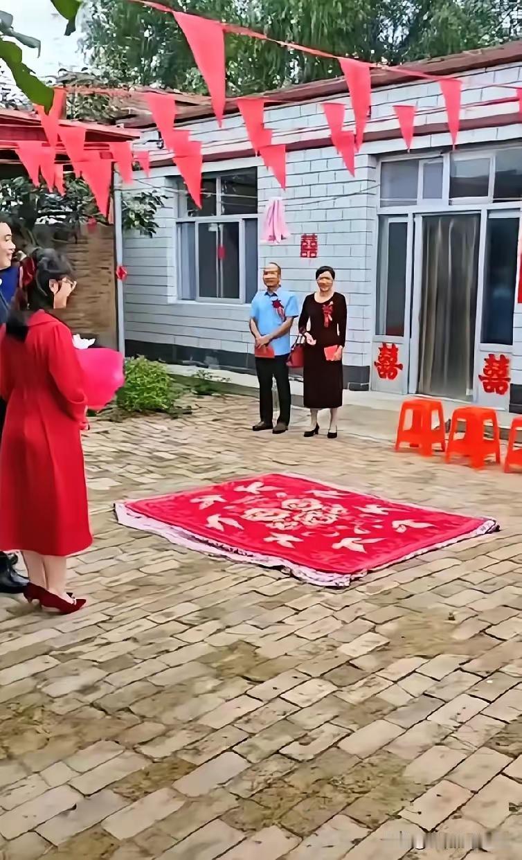 河北这对博士新人的婚礼，

   才是把日子过明白了的样子！
 
   新郎父母