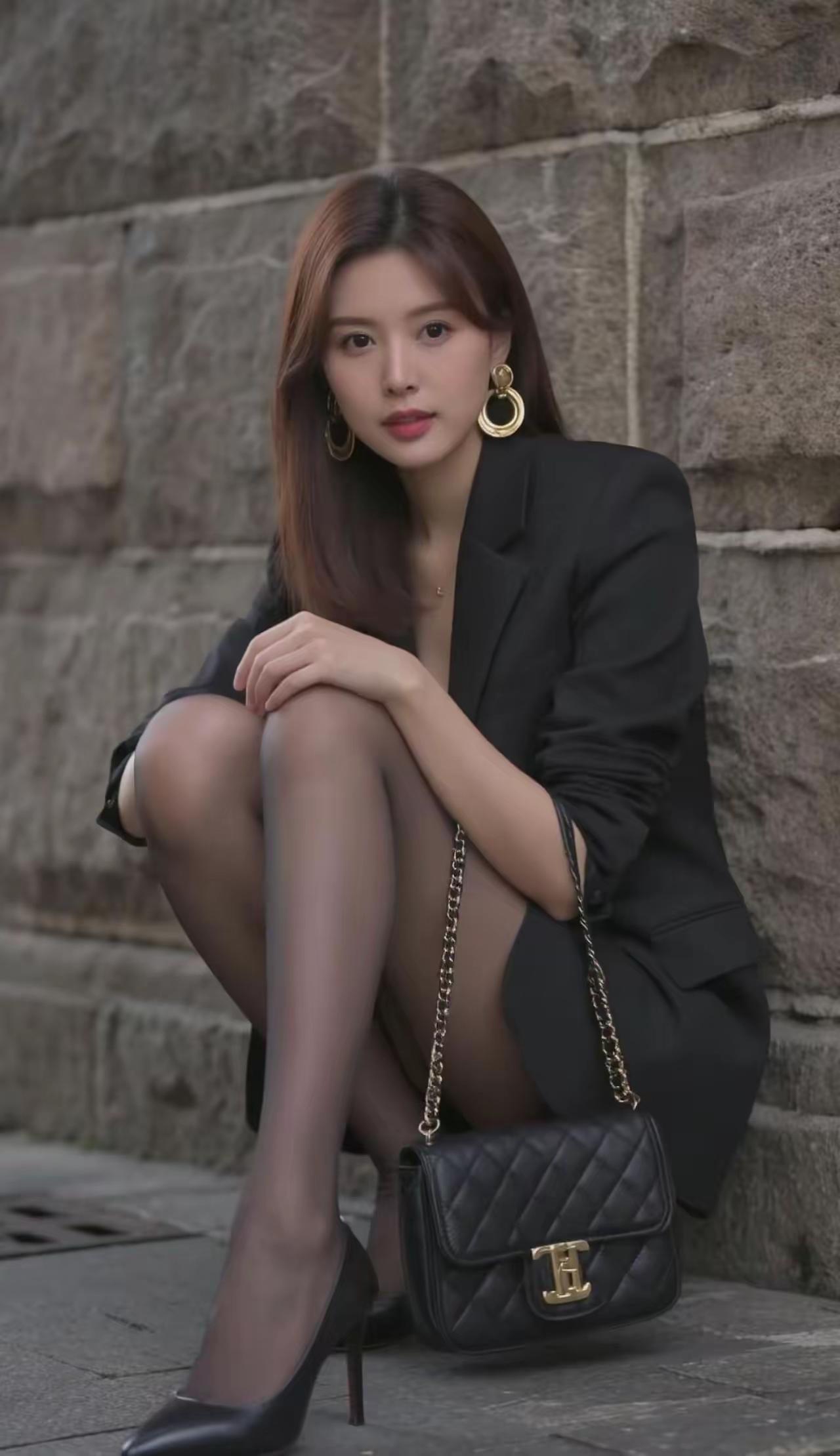 都市女郎的优雅穿搭，黑色西装搭配高跟鞋，尽显时尚与自信！