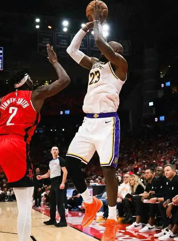 杜兰特，东契期缺席火箭115-96湖人，扳回一城，总比分来到1-3，詹姆斯仅拿1