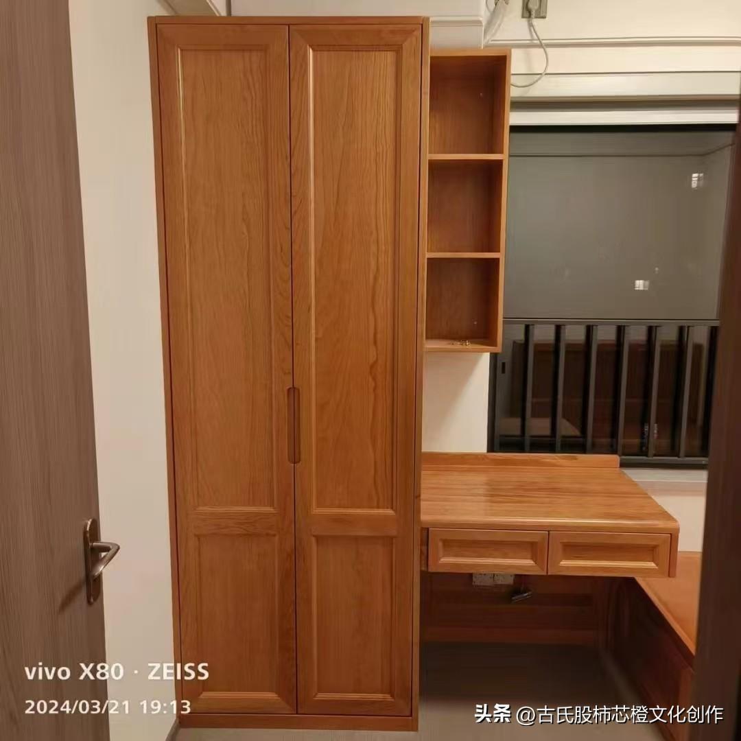 看惯了那些花里胡哨的奢华装修，再看看这全屋柜子，柜里柜外皆为纯原木打造的定制家居