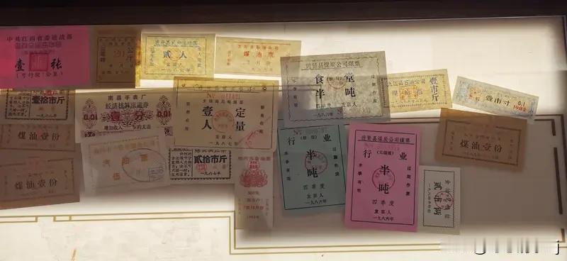 票证年代的农民有什么票证?票证年代的农民叫社员，社员很少见到粮票，只有县委下派农