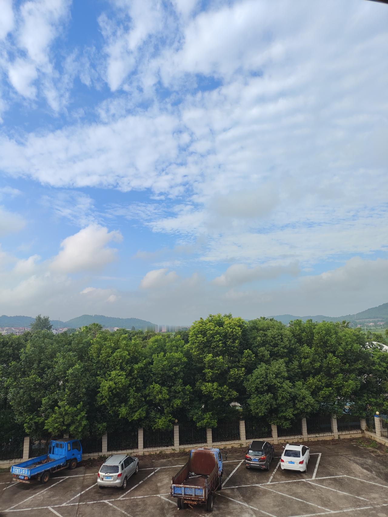 今天天气如何？推开窗，我被这一幕治愈了
 
今天天气如何？
如果你也刚好抬头看过