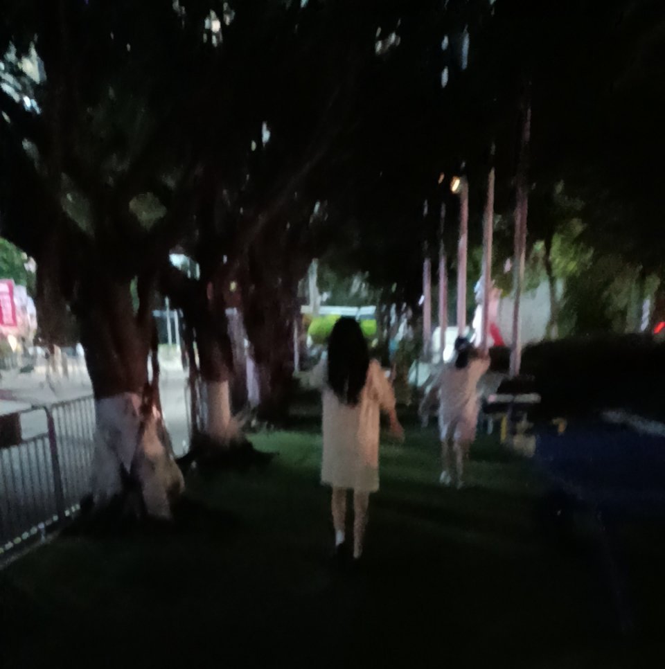 连续三天都是四点半起来现在就跟睡神来着一样 走路都困困嘟 