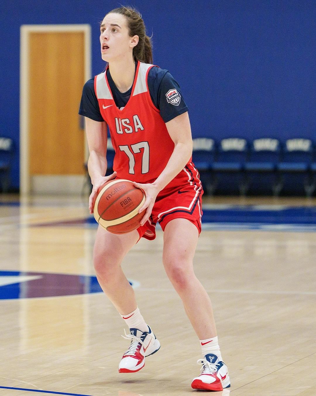 凯特琳-克拉克在美国女篮集训时上脚了美国配色的Kobe 5 Protro PE 