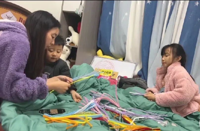 近日田静更新社交媒体，深夜还不让两个孩子睡觉，目的是让来两个孩子拍摄广告，引发了...