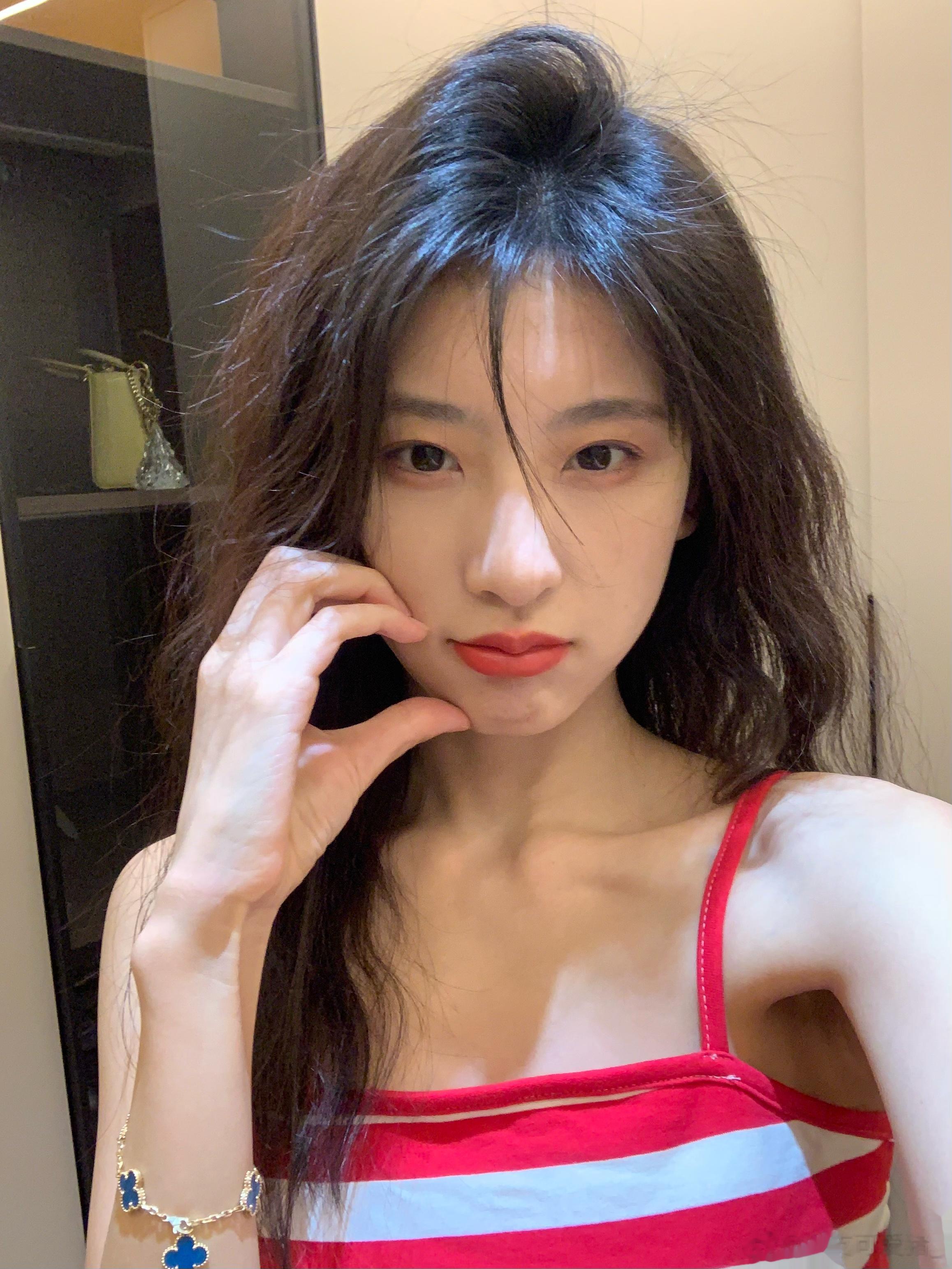 本来想着买束花花太浪费了放不了两天，买个荔枝又能拍照还能吃 结果拍完忘记了，等我