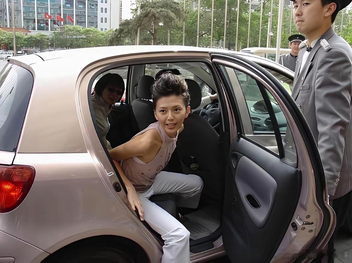 华东车讯  当年小天后孙燕姿为天津一汽威姿代言，当年的威姿可是对标雅力士的车型，