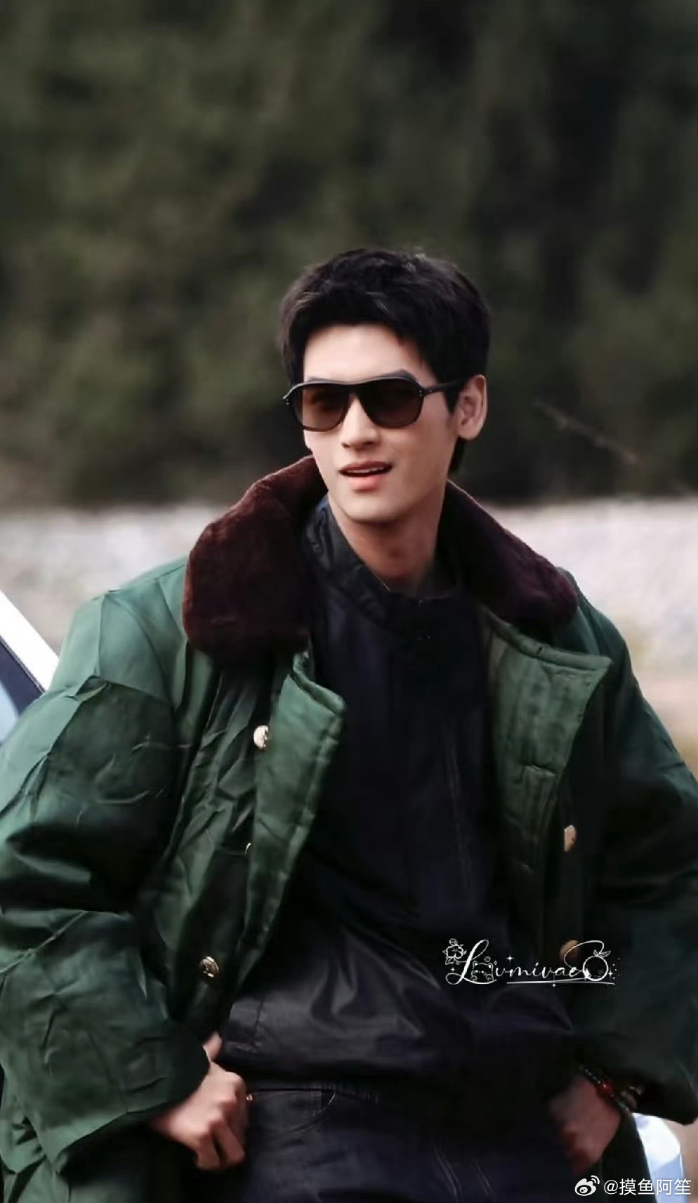 黄俊捷新剧《我乐个神落村》造型路透，原来这身军大衣真的是新造型啊，荷尔蒙十足的一