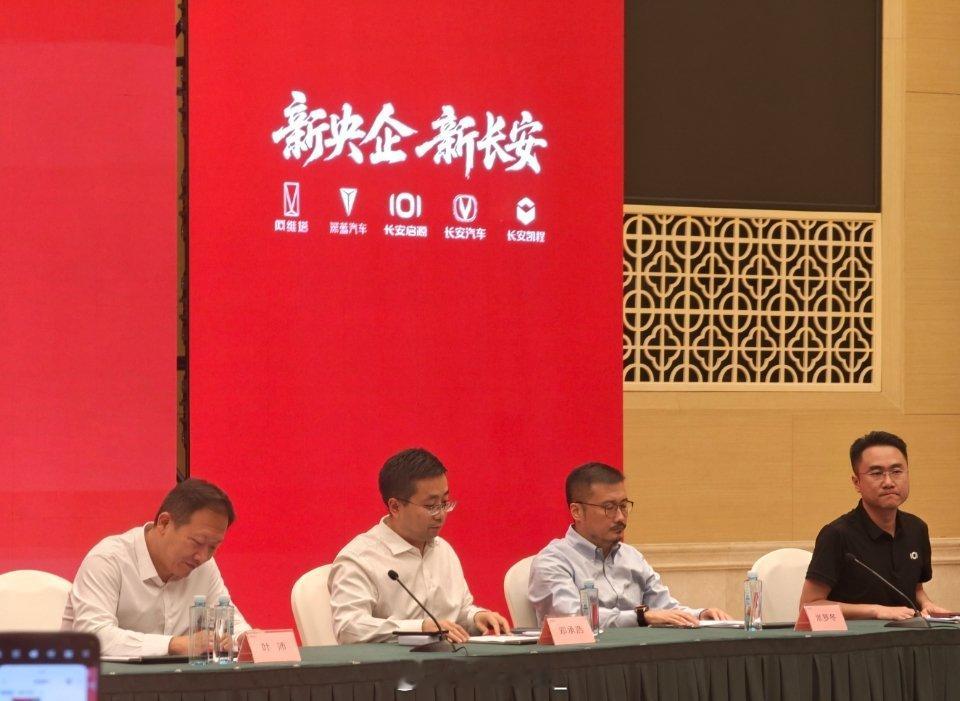 邓总今天爆了很多料：S05 会在 8 月 1 号上市，定位是一款全球产品，新增长