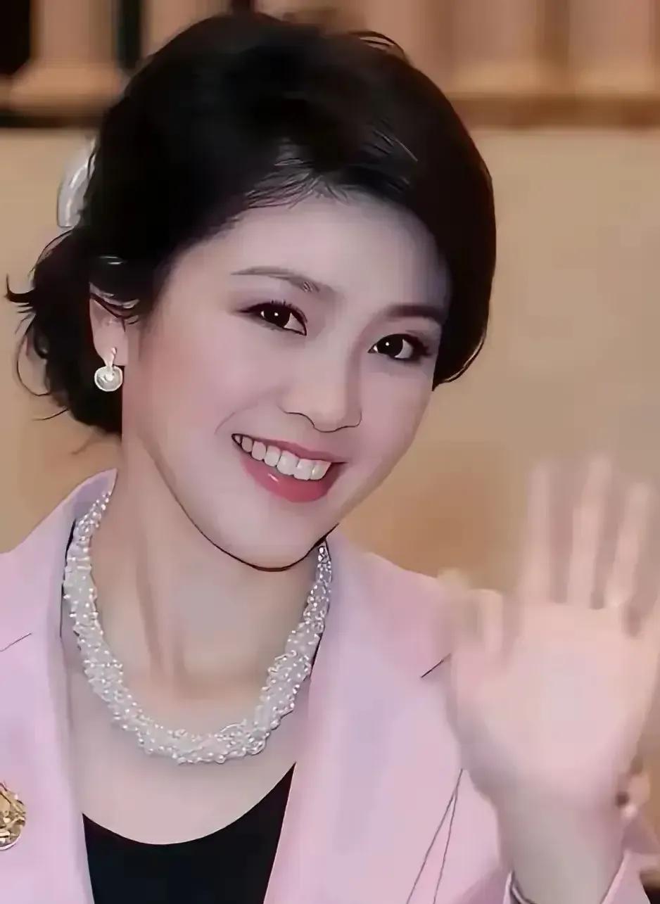 英拉着实美得惊人，比起娱乐圈的明星，她的美更胜一筹，不愧被誉为亚洲第一美女。身着