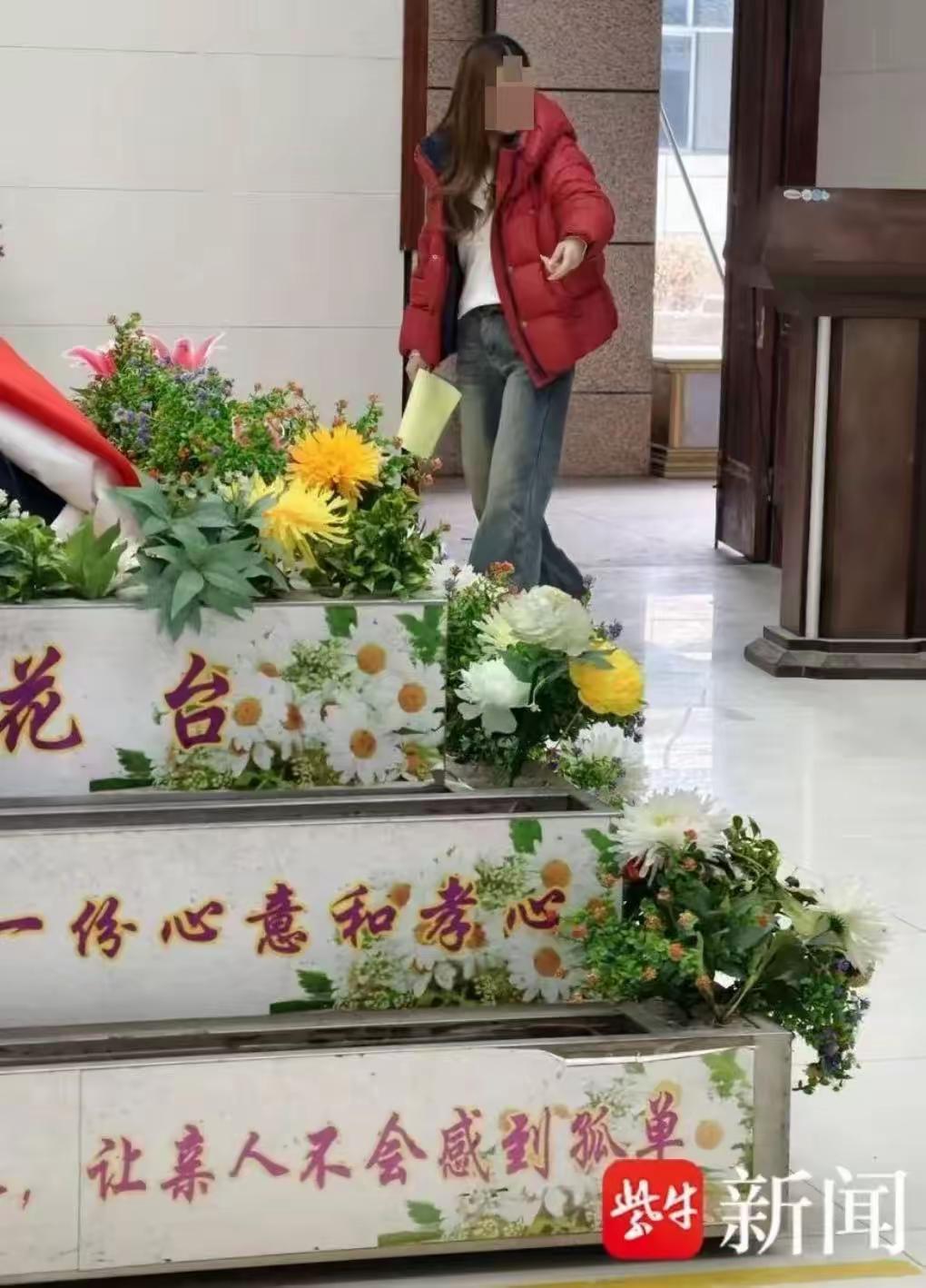 红衣服黄头发主持葬礼：殡仪馆，请你对死亡保持起码的敬畏！

“你这样礼貌吗？”