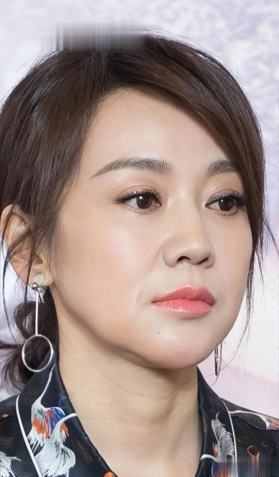 张嘉译评价闫妮:她这个人呐，表演时思维清晰，生活中稀里糊涂，说不清道理的，不过我