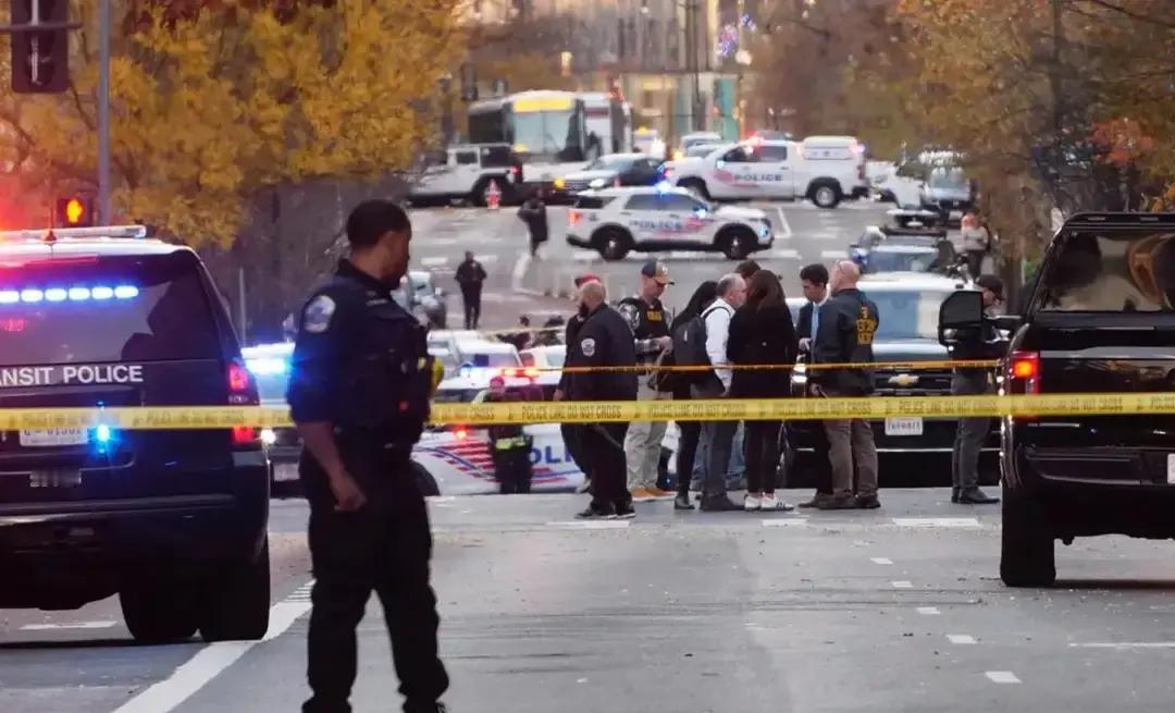 美国两名国民警卫队士兵11月26日下午在白宫附近遭到枪击，嫌疑人交火中枪后被拘留