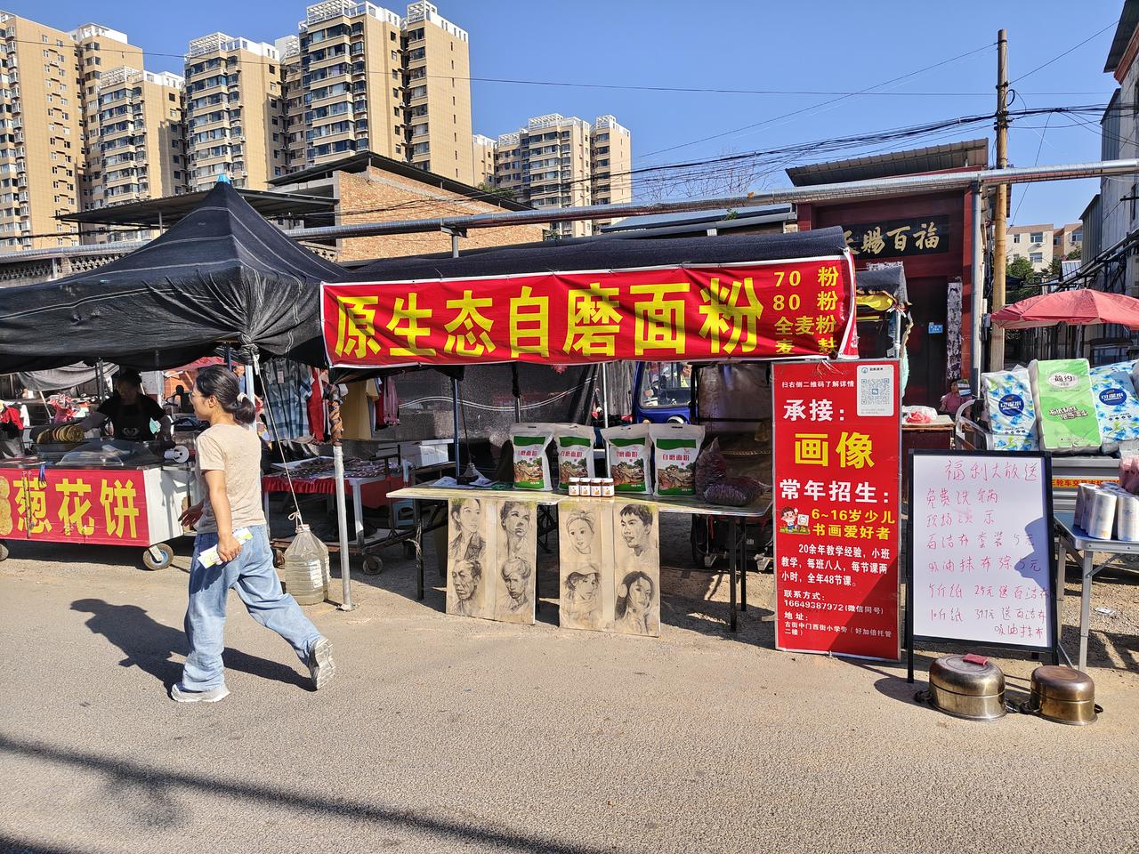 来来来，在运城盐湖西街早市，有一家卖原生态自磨面粉，10斤25元，也就是桌子上摆