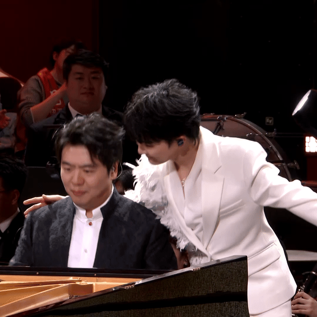 周深辽宁春晚好忙 周深应该是辽宁春晚最忙的人吧，既要和郎朗一起合作歌曲，还要和宋