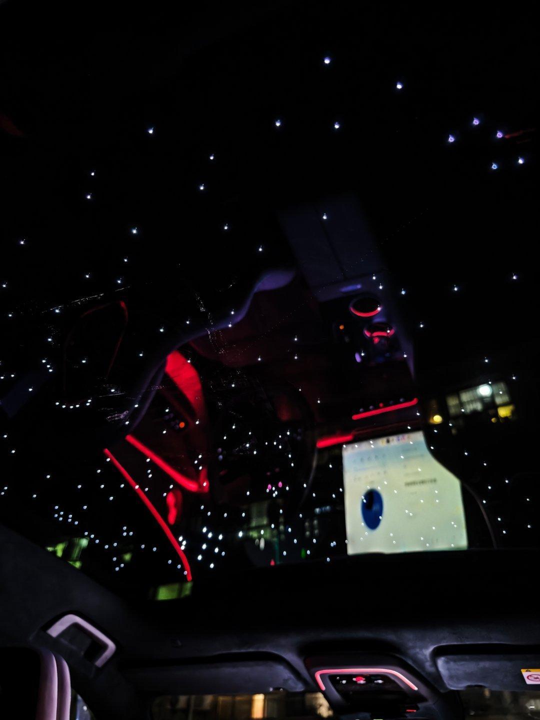 抬头是璀璨繁星低头是4680W的音响在车里点一首小歌男人的快乐有时就是这么简单焕